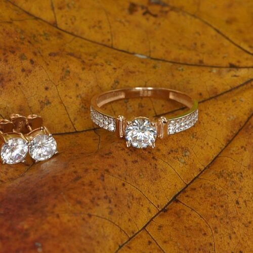 Alternative view of Gold ring with Zirkons