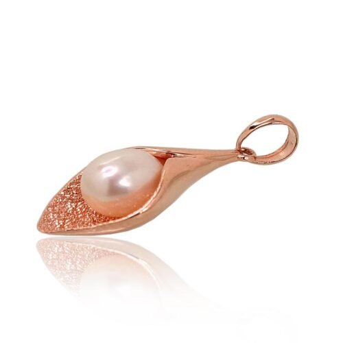 Alternative view of Gold pendant with Fresh-water Pearl
