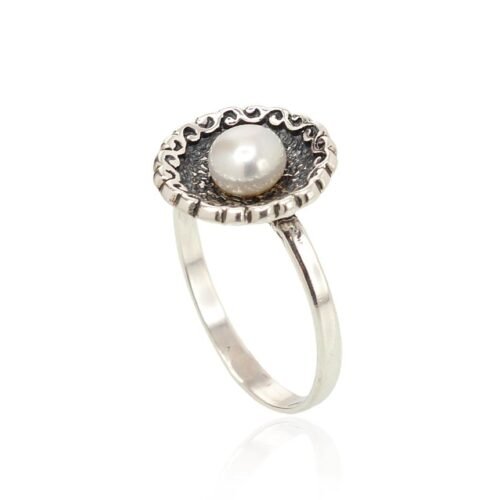 Alternative view of Silver ring with Fresh-water Pearl