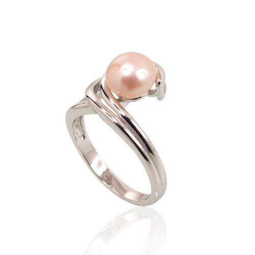 Alternative view of Silver ring with Fresh-water Pearl