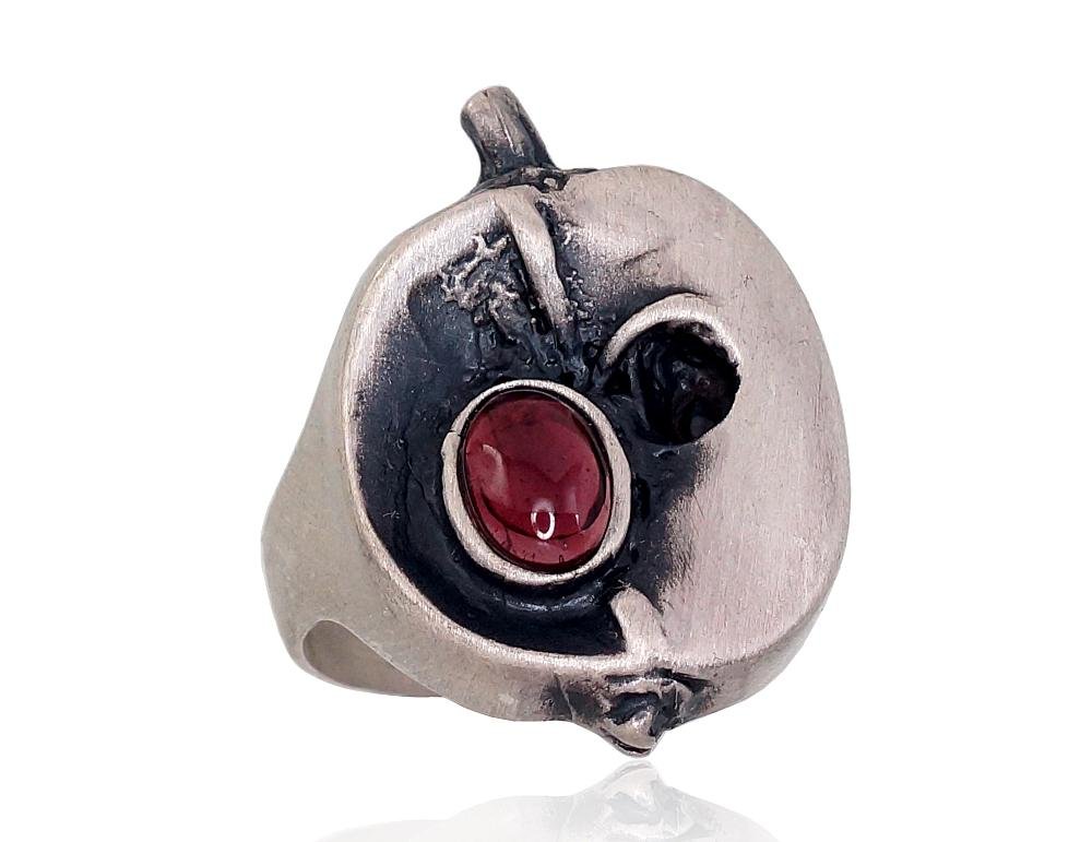 Silver ring with Garnet