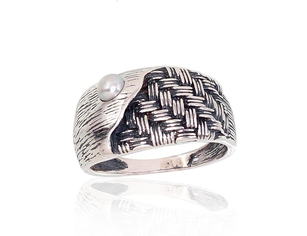 Silver ring with Fresh-water Pearl