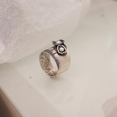 Alternative view of Silver ring with Fresh-water Pearl