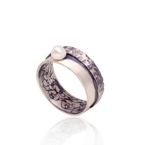 Alternative view of Silver ring with Fresh-water Pearl