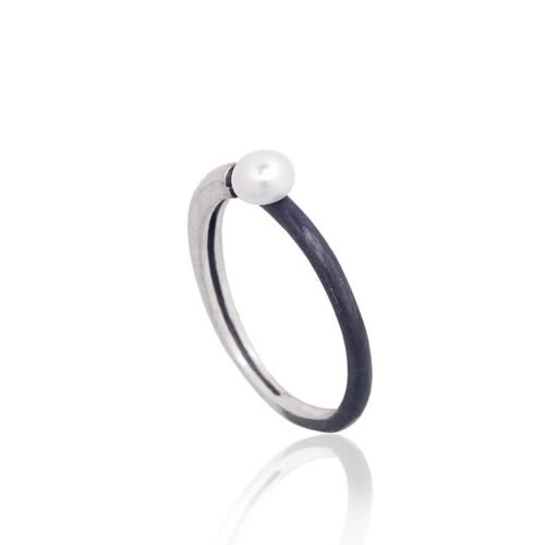 Alternative view of Silver ring with Fresh-water Pearl