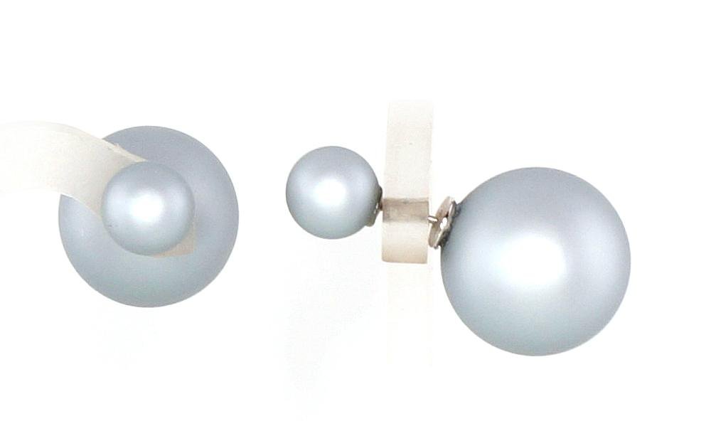 Silver stud earrings with Plastic