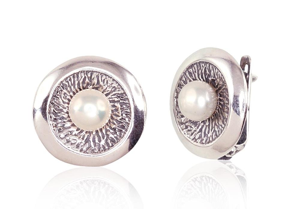 Silver earrings with 'english' lock with Fresh-water Pearl