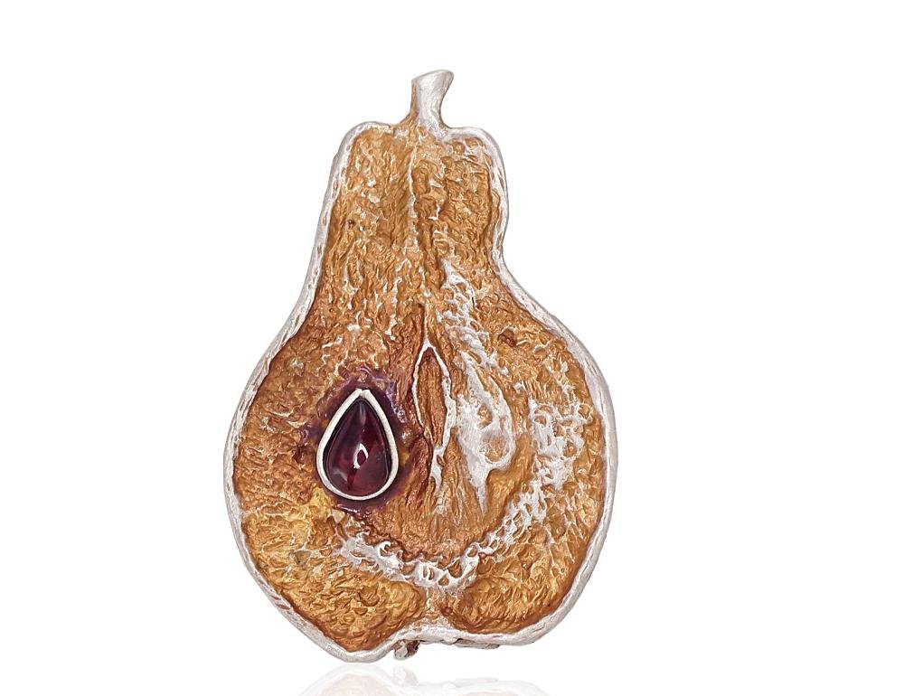 Silver brooch with Garnet