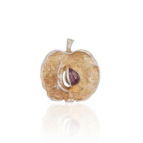 Silver brooch with Garnet
