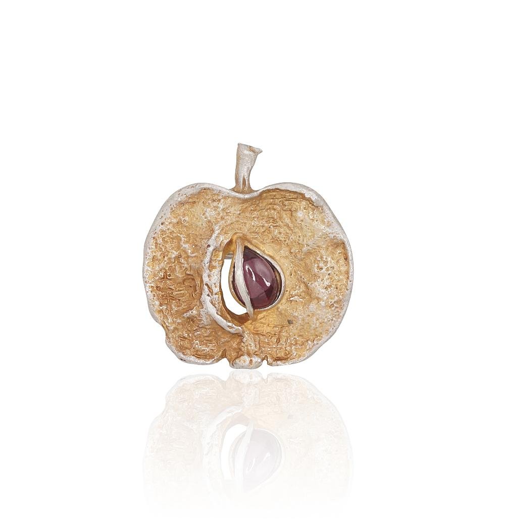 Silver brooch with Garnet