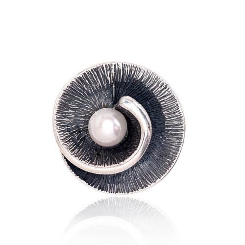 Silver brooch with Fresh-water Pearl