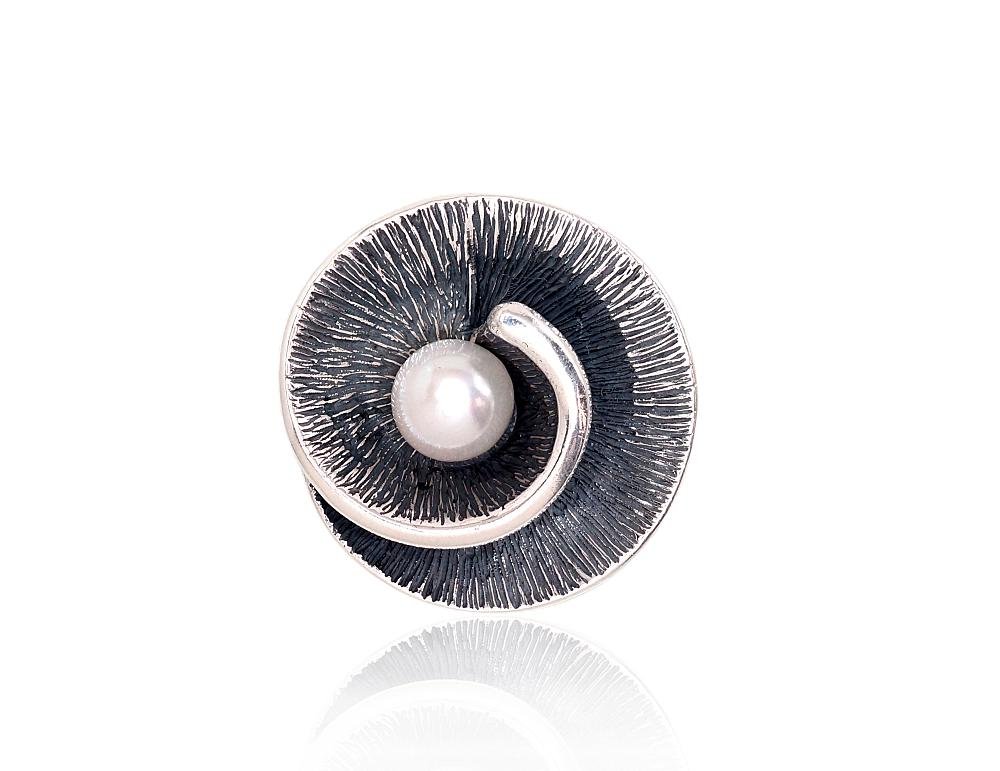 Silver brooch with Fresh-water Pearl