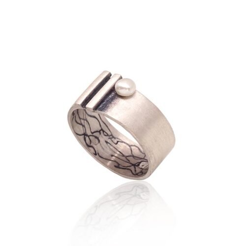 Alternative view of Silver ring with Fresh-water Pearl